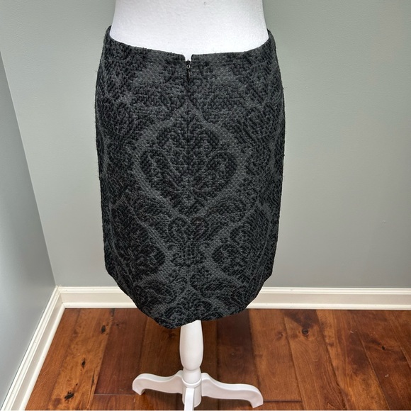Ann Taylor size 4P charcoal gray demask print skirt - Picture 2 of 7